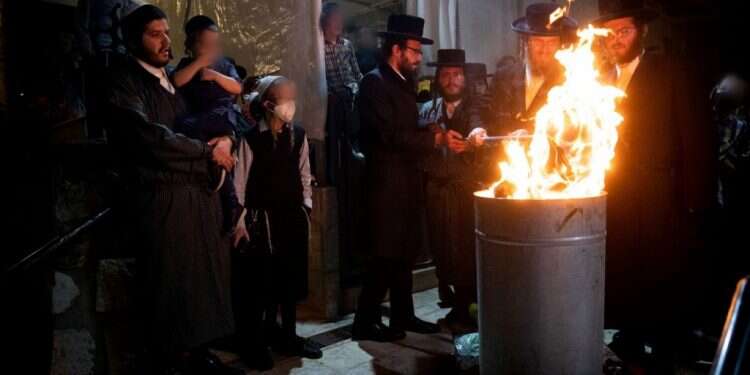 מדורות בירושלים. יונתן זינדל פלאש90 מסתכנים במגזר החרדי: "התחושה הייתה שהקורונה נגמרה"