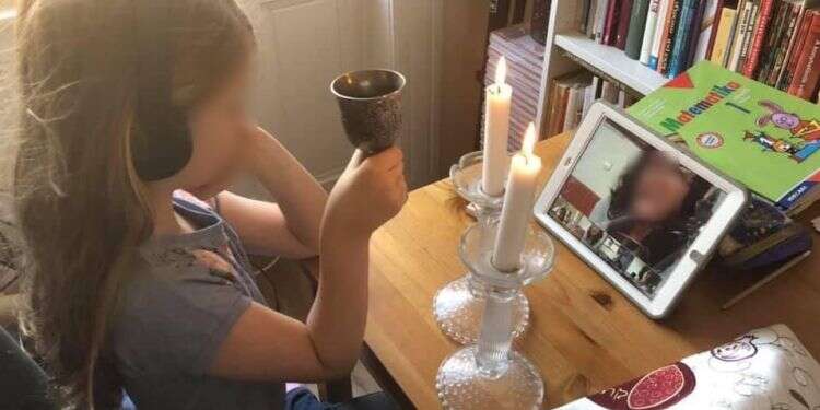 תלמידה מפראג בלימודי יהדות ושבת. צילום באדיבות: יונייטד מוסדות החינוך היהודיים בתפוצות בסכנת קריסה כלכלית