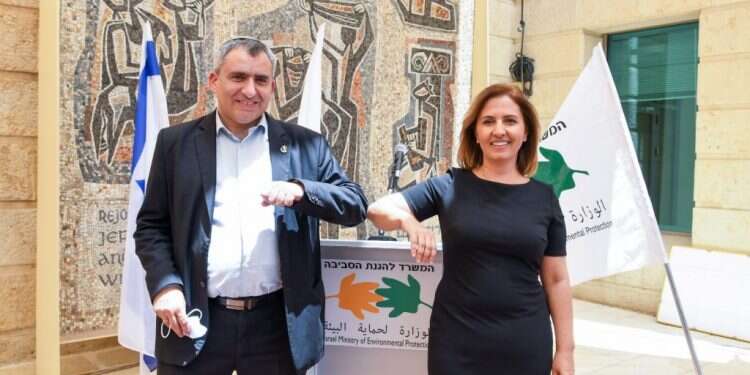 גילה גמליאל וזאב אלקין בכניסתה של גמליאל למשרד להגנת הסביבה. צילום: רפי קוץ, לע המבחן הגדול בחייה של גילה גמליאל