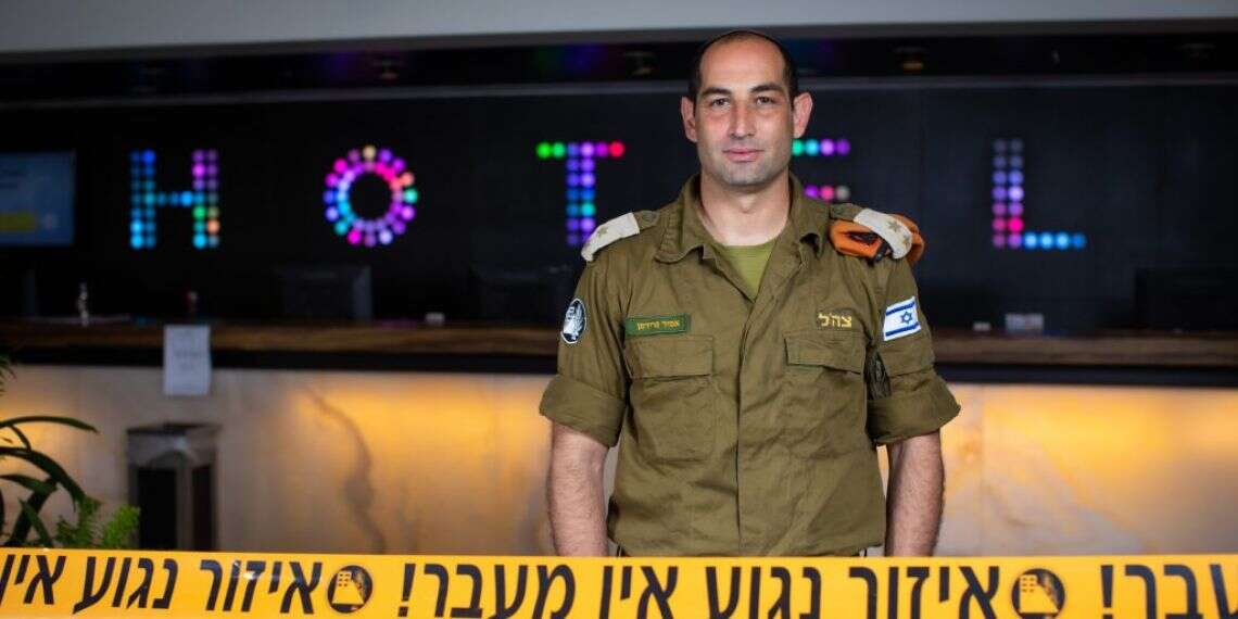 סא''ל אמיר פרידמן באולם הקבלה של המלון. צילום: אריק סולטן ממנהרות חיזבאללה לדן פנורמה: מפקד מלון קורונה מסכם