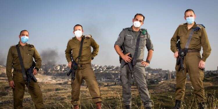 סא''ל ארז דוד, סנ''צ שרון חן, סא''ל גל ריץ', סא''ל לירון אפלמן. מפקדי כוחות הביטחון בעוטף ירושלים. צילום: אריק סולטן "התפקיד שלנו – לשמור שאף משפחה בירושלים לא תיפגע"