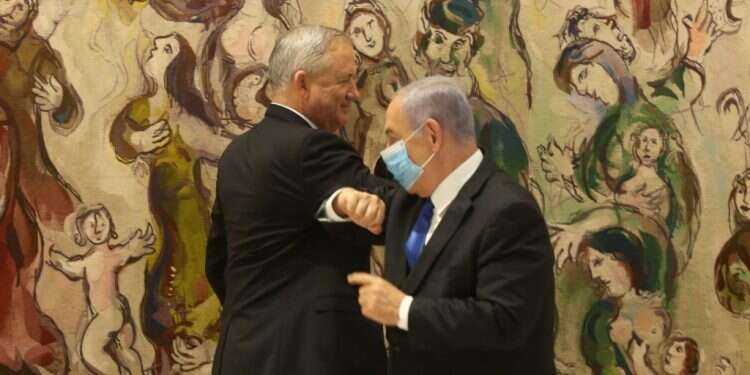 נתניהו וגנץ בישיבת הממשלה החדשה. צילום: אלכס קולומויסקי הרכבת הממשלה ה-35: למה מגיע לנו כל השפע הזה?