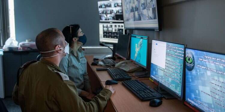 חדר הבקרה במתחם הקורונה הצבאי. צילום: אביטל הירש במתחם הקורונה החדשני של צה"ל מקווים לאבטלה
