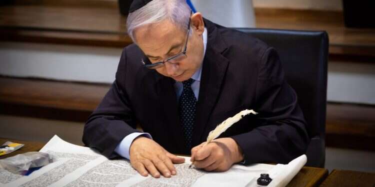 נתניהו כותב אות בספר תורה לעילוי נשמת סמ "חשבו שאבוא למשפט אבל וחפוי ראש, באתי מלא עזוז"