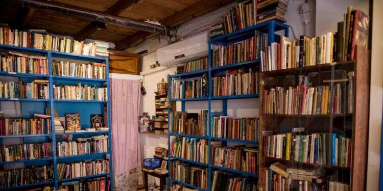 חנות ספרים. צילום: מורן מעיין בין בדידות לראיית עולם: הרחבת אופקים בימות הקורונה