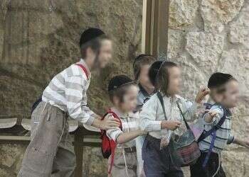 אימהות במגזר החרדי זועמות: הבנים יחזרו לפני הבנות