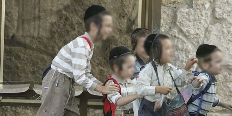 ילדים חרדים בדרכם ללימודים. אילוסטרציה. צילום: מרים צחי אימהות במגזר החרדי זועמות: הבנים יחזרו לפני הבנות