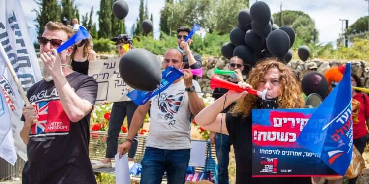 אמנים יקרים: עם מזון לנשמה לא הולכים למכולת