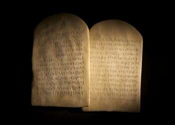 איך משה שבר את הלוחות בלי אישור מאלוהים?