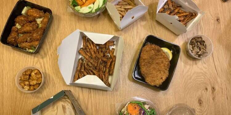 נחמה עד הבית: לאכול גורמה בפיג'מה