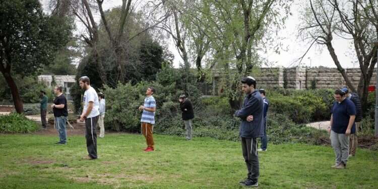 צילום: גרשון אלינסון, פלאש 90 זו זכות גדולה להיות שייכים לבית הכנסת