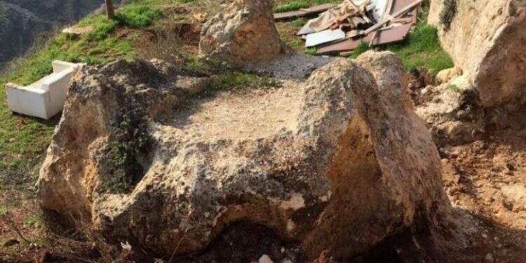 המזבח בגבעת הראל. צילום: מועצת בנימין מזבח עולה ישראלי בן אלפי שנים ישוקם בעקבות נזקי בנייה