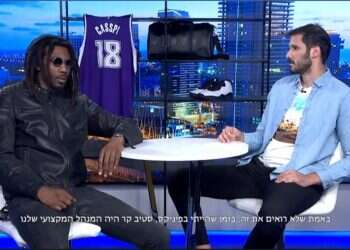 רגעים בלתי נשכחים. כספי עם סטודמאייר. צילום מסך עומרי כספי מדבר בגובה העיניים