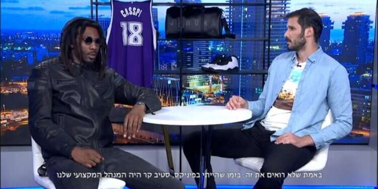 רגעים בלתי נשכחים. כספי עם סטודמאייר. צילום מסך עומרי כספי מדבר בגובה העיניים