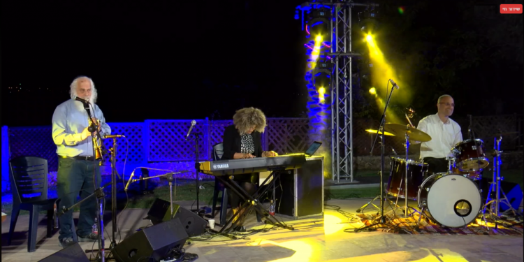 צפו: ניגוני מירון אצלכם בסלון