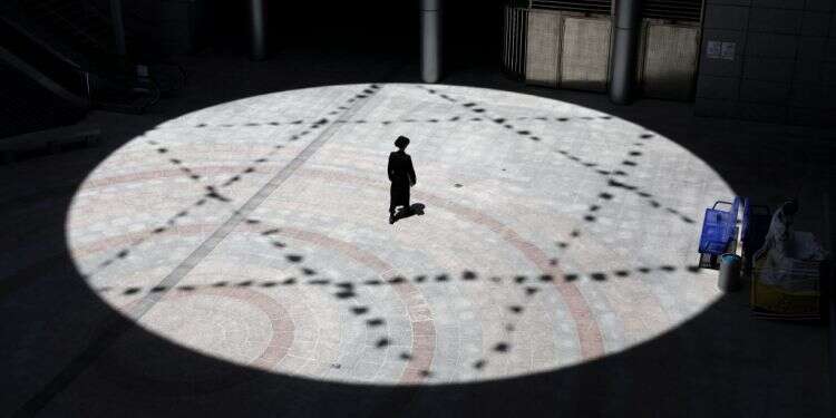 ירושלים, אפריל 2020. צילום: EPA פטרונות כלפי החרדים לא תסייע בשילובם בחברה