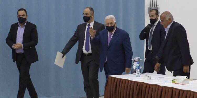 אבו־מאזן בדרכו לישיבת ההנהגה הפלסטינית ברמאללה, בחודש הקודם. צילום: EPA התמכרנו לרשות הפלסטינית, הגיע הזמן להיגמל ממנה