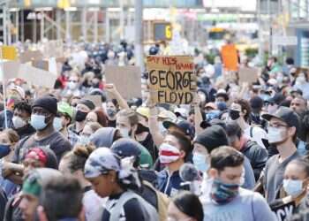 גל שני בפתח: בארה"ב מודאגים, בדרום אמריקה משחררים