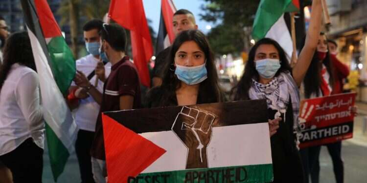 משתתפי ההפגנה הניפו הרבה יותר דגלים פלסטיניים מדגלי ישראל. צילום: EPA כשהשיח בישראל נעשה מייאש זה רע לכולם