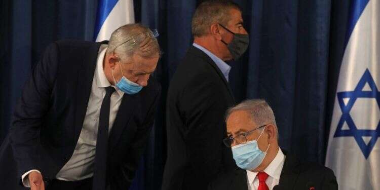 נתניהו וגנץ בישיבת ממשלה. צילום: EPA כנסת במשבר: חוק הקנביס תקוע, הנורבגי ממשיך להידחות