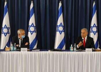 נתניהו וגנץ. צילום: EPA חוק הקורונה השנוי במחלוקת יעלה השבוע על שולחן הכנסת