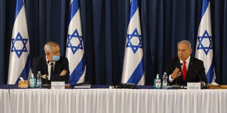 נתניהו וגנץ. צילום: EPA חוק הקורונה השנוי במחלוקת יעלה השבוע על שולחן הכנסת