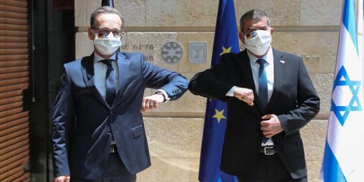 שר החוץ גבי אשכנזי עם מקבילו הגרמני הייקו מאס בפגישתם, השבוע. צילום: EPA איומים עמומים מהאיחוד האירופי לקראת החלת ריבונות