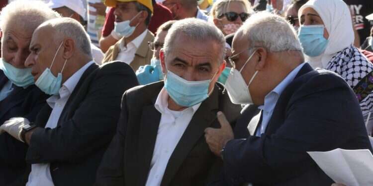 מוחמד אשתייה, ראש הממשלה הפלסטיני (שני מימין) משתתף בעצרת. צילום: EPA עצרת ביריחו נגד הריבונות: תמיכה בינלאומית, התנגדות מבית