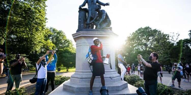 מפגיני שמאל קיצוני מוחים נגד פסל של אברהם לינקולן בוושינגטון. צילום: EPA הקסם והכישוף של אידיאולוגיות רעות