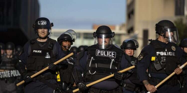 שוטרים בארה פעיל שמאל ותיק: ישראל היא המקור לאלימות המשטרתית בארה"ב