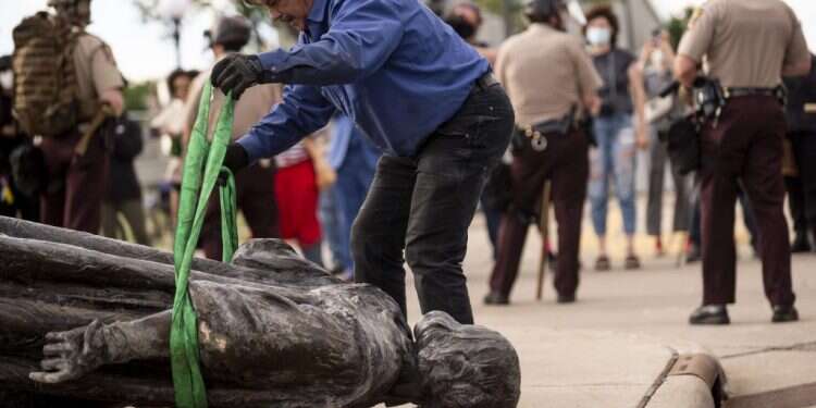 גזענות ללא סמלים מברונזה חמקמקה הרבה יותר
