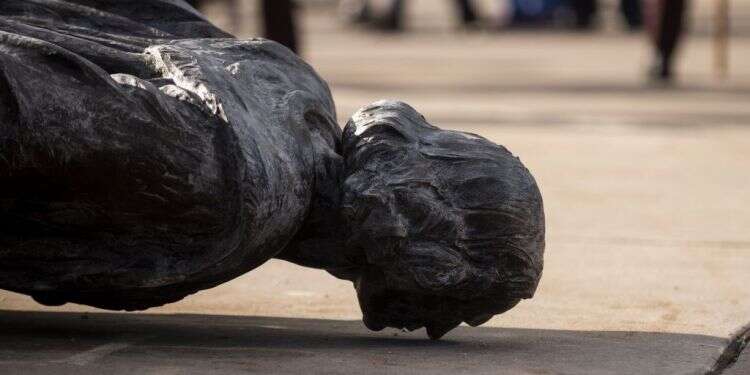 גזענות ללא סמלים מברונזה חמקמקה הרבה יותר