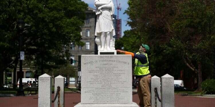 הכשל הליברלי מתרחש שוב ושוב בכל עריפת פסל של מדכא לשעבר. פסלו הערוף של קולומבוס בבוסטון. צילום: AF "חלף עם הרוח" מבקר את התרבות הגזענית בדרום