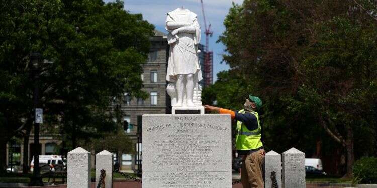 עלייתם ונפילתם של הנאורות והמודרניזם. אנדרטה במסצ'וסטס לזכר כריסטופר קולומבוס שהושחתה. צילום: AFP
 רק בחיבור מחדש של האדם לשמיים המודרניות תינצל