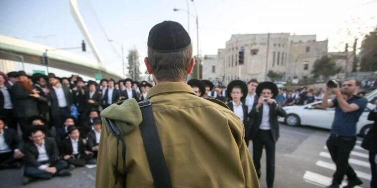 הפגנה נגד גיוס חרדים בירושלים. צילום: אורן בן חקון תורת לחימה: ראש מחלקת הרבנות הצבאית בריאיון פרישה