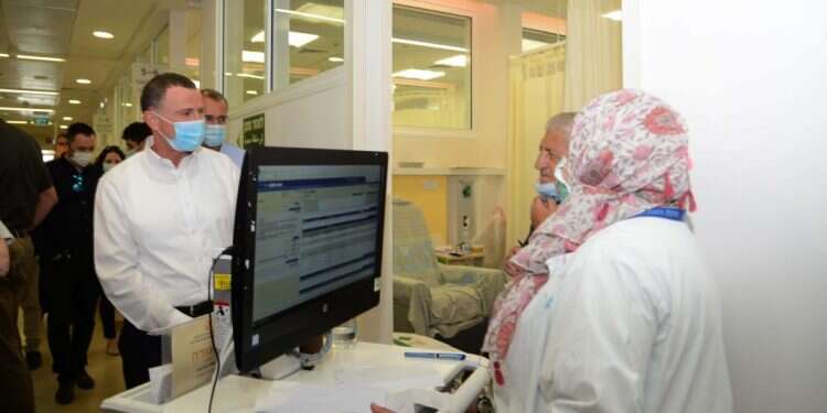 שר הבריאות אדלשטיין בסיור בבית החולים סורוקה. צילום: דודו גרינשפן נתניהו: בוחנים מדי יום את האפשרות להחזרת הסגר