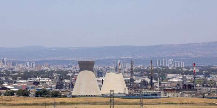 מגדל הקירור במפרץ חיפה לאחר הקריסה. צילום: מישל דוט קום ההיסטוריה שמסתתרת בלבניות שהפכו לסמל של חיפה