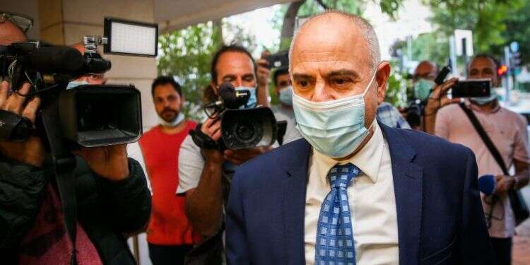 שמואל אבואב מחוץ לבית הדין הארצי לעבודה, בשבוע שעבר. צילום: אורן בן־חקון ארגוני המורים טרקו בפני התלמידים את הדלת