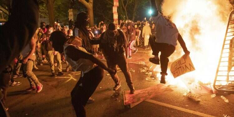 מתפרעים סמוך לבית הלבן, בשבוע שעבר. צילום: AFP מהיכן צצה האלימות של השמאל החדש?