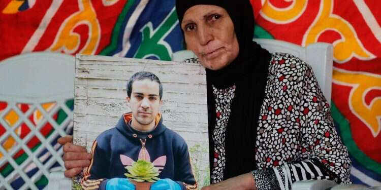 אמו של אלחלאק עם תמונתו. צילום: AFP ח"כ מהרשימה המשותפת על איאד אלחאלק: "שאהיד חי"