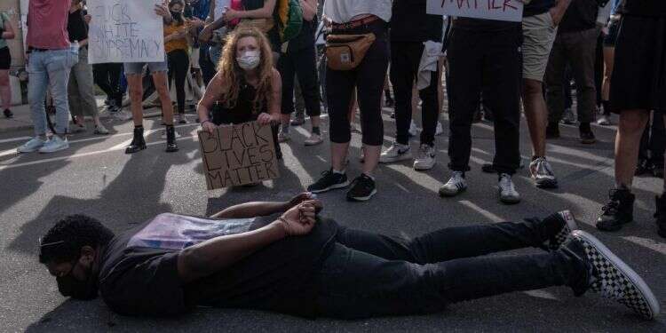 רק בשחרור התקינות הפוליטית תוכל ארה"ב לתפור את פצעיה
