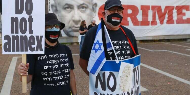 מפגינים נגד החלת ריבונות בתל אביב. צילום: AFP בין חטא המרגלים לחוששים מריבונות