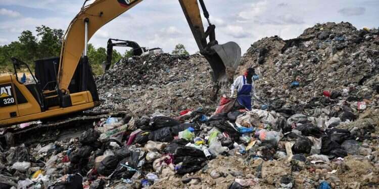 אספן אשפה המחפש פלסטיק למחזור באתר הטמנה בתאילנד. צילום: AFP קרב חד פעמי: המומחים לבריאות וארגונים ירוקים נאבקים