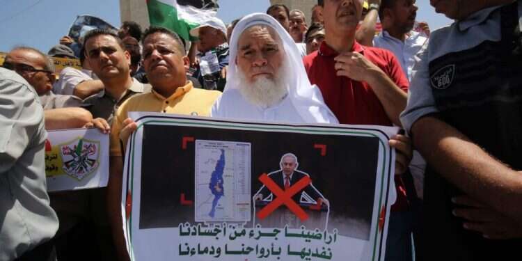 הפגנה נגד תוכנית טראמפ וישראל ברפיח, יום חמישי. צילום: AFP פרשנים ערבים: מדינות ערב לא יגיבו על החלת ריבונות ישראלית ביו"ש