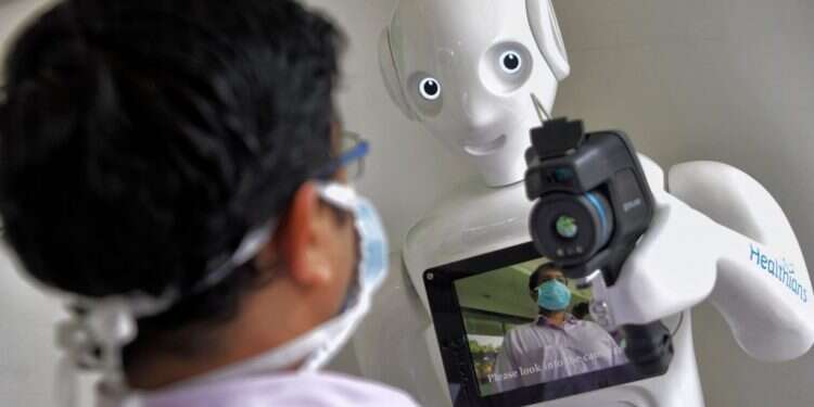 מודד חום רובוטי. צילום: AFP האם מגפת הקורונה תזרז את ההצטיידות ברובוטים?