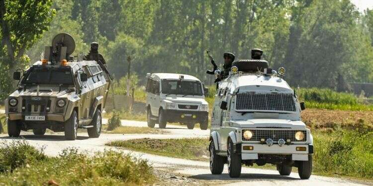 חיילים הודים, ביום חמישי, באיזור העימות. צילום: איי.אף.פי סין והודו מנסות להנמיך את גובה הלהבות לאחר העימות בלדאק
