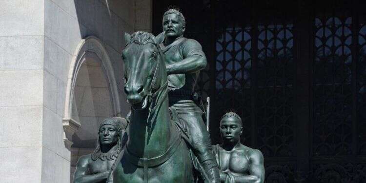 פסל הפרש של הנשיא טדי רוזוולט בפתח מוזיאון הטבע בניו־יורק. צילום: AFP צילום: AFP