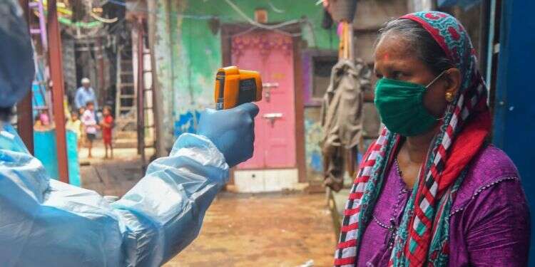 צוות בדיקות קורונה במומבאי שבהודו. צילום: AFP מסכות, מגבלות תנועה ובדיקות: העולם מגיב לגל החדש