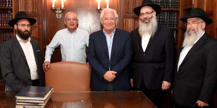 השגריר פרידמן בביקור בכפר חב ויכוח בחב"ד על הריבונות: האם להרגיז את הבית הלבן?
