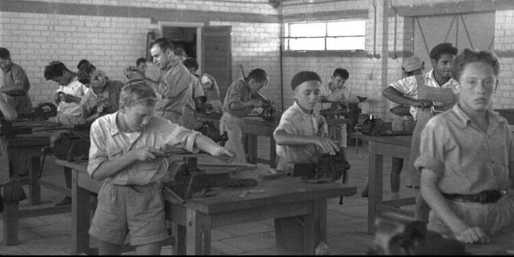 תלמידים בבית מלאכה. רעננה 1948. צילום: לע ההתנזרות ממקצועות החול מביאה לקניין לא ראוי של התורה